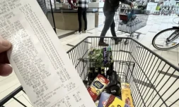 La fin de l'impression systématique du ticket de caisse papier va entrer en vigueur au 1er août ( AFP / DENIS CHARLET )