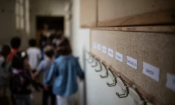 Un collectif citoyen de parents d'élÚves exhorte Emmanuel Macron, dans une lettre ouverte publiée par La Tribune dimanche, à "protéger" les enfants aprÚs une série de signalements d'agressions sexuelles dans des écoles ( AFP / Martin BUREAU )