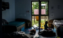 Des enfants jouent dans leur chambre du foyer d'accueil "La Maison", à Charbonnieres-les-Bains (Rhône), le 25 mai 2022 ( AFP / JEFF PACHOUD )