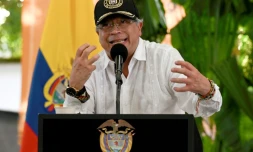 Le prĂ©sident colombien Gustavo Petro prononce un discours lors d'une cĂ©rĂ©monie de destruction de matĂ©riel de guerre Ă Puerto AsĂs, en Colombie, le 15 octobre 2025