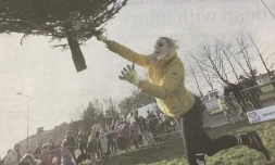 Irlande: on lui refuse une indemnisation pour "invalidité" aprÚs un concours de lancé d'arbre de Noël