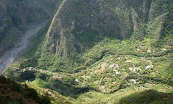 Vue de Grand Bassin depuis Bois Court, au Tampon, à La Réunion.