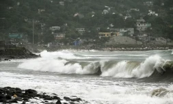 Une vue de la mer agitée, le 25 octobre 2025 à Kingston en Jamaïque. (RICARDO MAKYN / AFP)