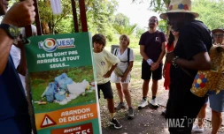 Saint-Paul : à la grotte des Premiers Français, des médiateurs invitent les usagers à ramasser leurs déchets