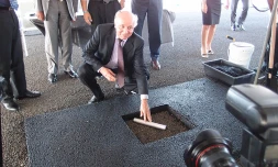 Pose de la première pierre des travaux de renforcement et d?élargissement des pistes et taxiways de l\'aéroport Roland Garros