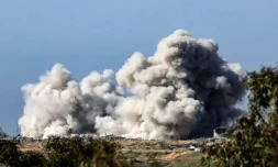 Une photo prise depuis le sud d'Israël montre un épais nuage de fumée s'élevant au dessus de la bande de Gaza lors de bombardements israéliens, le 18 janvier 2024 ( AFP / JACK GUEZ )