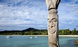 Un totem traditionnel sur une plage de la baie de Kuto sur l'île des Pins, en Nouvelle-Calédonie, le 17 mai 2021 ( AFP / Theo Rouby )