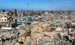 Des décombres de bâtiments près d'une clinique détruite de l'UNRWA dans le camp de réfugiés palestiniens de Jabalia, dans le nord de la bande de Gaza, le 19 janvier 2025