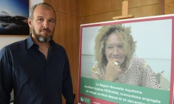 Sébastien Chabaud-Pétronin pose à côté d'une photo de sa mère, Sophie Pétronin, enlevée au Mali en décembre 2016, à Bordeaux, le 29 août 2018