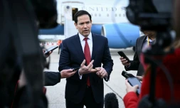 Le secrétaire d'État américain Marco Rubio s'adresse à la presse à l'issue d'une réunion des ministres des Affaires étrangères du G7 avant son départ de l'aéroport du Bourget, près de Paris, le 27 mars 2026