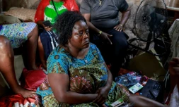 Des proches viennent apporter leur soutien à Elodie Fougué, dont le conjoint, Achille Simo, a été tué en marge des violences qui secouent le Cameroun depuis la réélection contestée de Paul Biya, le 31 octobre 2025 à Douala