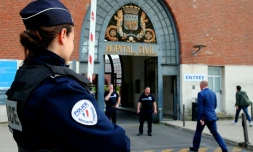 Des policiers devant l'entrée du CHU de Reims aprÚs qu'une infirmiÚre et une secrétaire médicale ont été agressées au couteau, le 22 mai 2023
