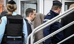 Des gendarmes escortent un suspect après la découverte d'une fillette de cinq ans retrouvée morte, le 26 avril 2023 à Rambervillers, dans les Vosges ( AFP / Jean-Christophe Verhaegen )