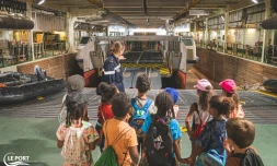 Le Port : une classe de CP découvre le porte hélicoptères Dixmude