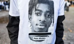 Un jeune porte un tee-shirt avec le visage de Mathis lors du rassemblement pour lui rendre hommage Ă Saint-Omer, le 11 novembre 2025 ( AFP / Sameer Al-DOUMY )
