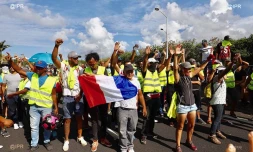 Barrage de Gillot - Lo bann manifestan i kraz maloya dovan la loi