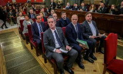 De droite à gauche, en partant du 1er rang: les dirigeants indépendantistes catalans Oriol Junqueras, Raul Romeva, Joaquim Forn, Jordi Sanchez, Jordi Turull, Josep Rull, Jordi Cuixart, Carme Forcadell, Dolors Bassa, Carles Mundo, Santi Vila et Meritxel Borras comparaissent devant la Cour suprême à Barcelone, le 12 février 2019