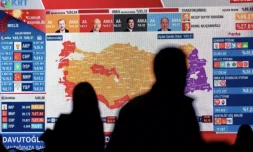 Un écran géant diffuse les résultats électoraux, le 14 mai 2023 à Istanbul ( AFP / Yasin AKGUL )