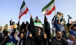 Des manifestants iraniens célèbrent le cessez-le-feu avec Israël, le 24 juin 2025 à Téhéran ( AFP / ATTA KENARE )