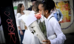 Des élèves arrivent pour participer à un rassemblement au lycée Notre-Dame de Toutes-Aides pour rendre hommage aux victimes à la suite d'une attaque au couteau, le 25 avril 2025 à Nantes ( AFP / Loic VENANCE )