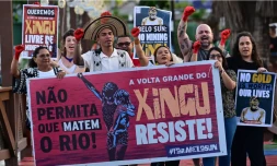 Des représentants autochtones et militants de l'organisation Alianca Pela Volta Grande do Xingu manifestent pour demander au président Lula et aux délégués de la COP30 de protéger l'Amazonie, à Guajara Bay, à Belém, le 14 novembre 2025 © Pablo PORCIUNCULA / AFP