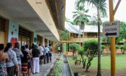Des électeurs font la queue dans un bureau de vote à Victoria, la capitale des Seychelles le 27 septembre 2025, lors des élections présidentielles et parlementaires. ( AFP / Rassin VANNIER )