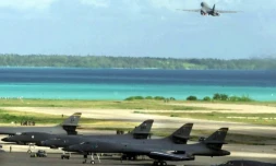 Décollage d'un bombardier américain de la base de Diego Garcia pour une mission en Aghanistan en 2001 ( DOD / USAF )