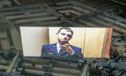 Illustration créée par l'AFP le 13 avril 2023 montrant le suspect des fuites de documents confidentiels américains, Jack Teixeira, sur fond d'une photo du Pentagone ( AFP / Stefani REYNOLDS )