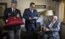 Le consul général de France Damien Laban (c) remet la Légion d'honneur à Jack Hausman (d), vétéran de la Seconde Guerre mondiale, lors d'une cérémonie, le 26 avril 2024 à New York ( AFP / ANGELA WEISS )