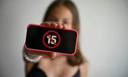 L'Union européenne envisage d'instaurer un accÚs "progressif et gradué" des enfants et adolescents aux plateformes en ligne, pour les protéger contre leurs risques