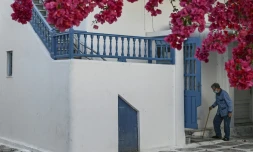 Une personne ùgée rentre chez lui dans sa maison à Mykonos, ile grecque des Cyclades, le 13 mai 2020