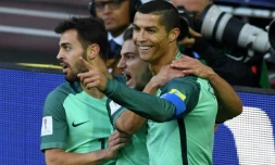 L'attaquant du Portugal Cristiano Ronaldo (d) exulte après avoir inscrit l'unique but du match face à la Russie en Coupe des Confédérations, le 21 juin 2017 à Moscou 