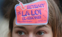Une étudiante avec un autocollant demandant le retrait de la loi El Khomri sur la réforme du Code du travail lors d'une manifestation à Bordeaux le 31 mars 2016