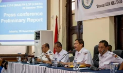 Les membres de l'Agence de sĂ©curitĂ© des transports, lors de la prĂ©sentation d'un rapport d'enquĂȘte prĂ©liminaire sur le crash du Boeing 737 de Lion Air, le 28 novembre 2018 Ă Jakarta, en IndonĂ©sie
