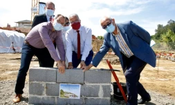 Pose de la première pierre d'une Maison départementale à Petite Ile 