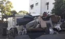 Band cochon : les carcasses de voitures s'accumulent sur la voie publique