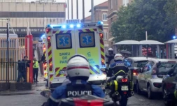 Des ambulances transportant les passagers français du MV Hondius arrivent à l'hôpital Bichat à Paris, le 10 mai 2026 ( AFP / Xavier GALIANA )