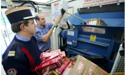 Destruction de cigarettes et articles de contrefaçon saisis, effectuée par une déchiqueteuse installée dans un camion, le 11 mars 2011 à Marseille