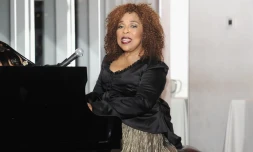 La chanteuse Roberta Flack, le 6 novembre 2013, à New York, lors d'un tour de chant à la Women's Sports Foundation. (BRAD BARKET / GETTY IMAGES NORTH AMERICA / AFP)