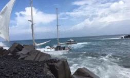 Un voilier s\'échoue dans la darse du port Ouest