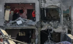 Des Palestiniens dans les dĂ©combres d'un bĂątiment oĂč deux otages auraient Ă©tĂ© dĂ©tenus avant d'ĂȘtre secourus lors d'une opĂ©ration des forces de sĂ©curitĂ© israĂ©liennes Ă Rafah, le 12 fĂ©vrier 2024 dans le sud de la bande de Gaza ( AFP / SAID KHATIB )