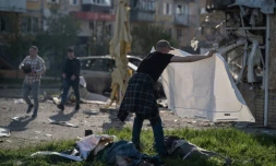Un homme couvre d'un drap les corps de victimes de frappes russes à Kramatorsk, dans l'Est de l'Ukraine, le 5 mai 2026