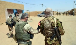 Des militaires prenant part à l'opération antiterroriste Barkhane dans une rue de Kidal, dans le nord du Mali, le 25 octobre 2016