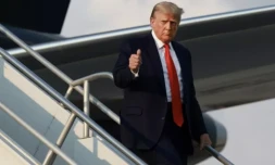 L'ancien président américain Donald Trump lÚve le pouce en descendant de son avion posé sur le tarmac de l'aéroport international Hartsfield-Jackson d'Atlanta, en Géorgie, le 24 août 2023 ( GETTY IMAGES NORTH AMERICA / JOE RAEDLE )