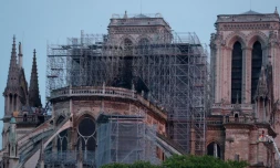 Des pompiers devant la cathédrale Notre-Dame de Paris le 16 avril 2019