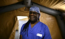 Rosa-François Lousassa, dit Loulou, ancien aide-soignant, sous la tente de triage du service des urgences de l'hĂŽpital de la SalpĂȘtriĂšre, le 24 novembre 2020 Ă Paris