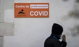 Un homme passe devant un centre de prélÚvement Covid au CHU de Nantes, le 11 janvier 2023