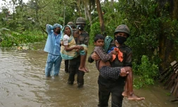 Des membres de l'armée indienne portent secours à des villageois le 26 mai 2021 à Ramnagar dans l'est de l'Inde, aprÚs des inondations causées par le cyclone Yaas