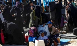 Des femmes et des enfants au camp d'al-Hol, abritant des proches de combattants présumés du groupe État islamique (EI) dans le gouvernorat de Hassakeh, au nord-est de la Syrie, le 28 août 2025 ( AFP / Delil SOULEIMAN )