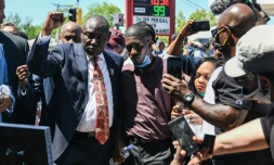Le fils de George Floyd, Quincy Mason Floyd (au centre) et l'avocat de la famille, Ben Crump, le poing levé, à Minneapolis le 3 juin 2020
